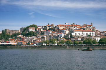 Fototapeta na wymiar Vistas de la ciudad de Oporto desde el otro lado del río Duero