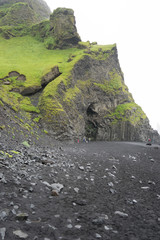 Felsformationen in Süd-Island: Felsnadeln Reynisdrangar und Felsentor Dyrholaey am schwarzen Lavasandstrand