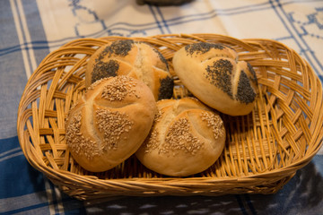 Frische Mohn und Sesambrötchen zum Frühstück