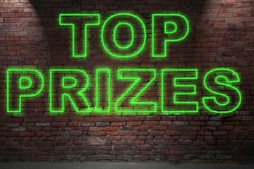 Obraz premium Leuchtreklame Top Prizes an Ziegelsteinmauer