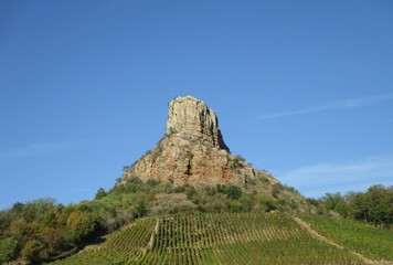 Paysage pitorresque de la roche de Solutré entourée de vignes et de forêts 