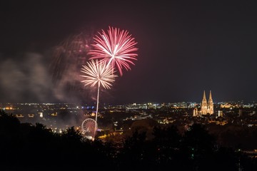 Feuerwerk der Herbstdult mit Riesenrad und Dom in Regensburg, Deutschland
