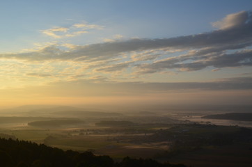 Blick von einem Berg, kurz nach Sonnenaufgang, mit Bodennebel