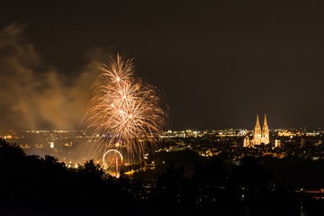 Feuerwerk der Herbstdult mit Riesenrad und Dom in Regensburg, Deutschland