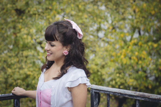 Jeune femme style retro en ext&eacute;rieur