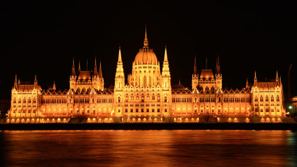 Fototapeta premium view of the hungarian parliament at night