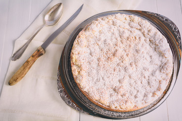 Ein selbstgebackener Apfel Streuselkuchen auf einer Tortenplatte