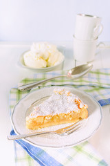 Ein Stück selbstgebackener Apfel Streuselkuchen auf einem Teller mit einer Gabel