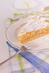 Ein Stück selbstgebackener Apfel Streuselkuchen auf einem Teller mit einer Gabel