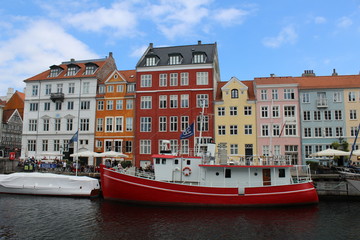 Fototapeta premium Copenhagen channels and its arquitecture