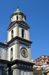 Fototapeta na wymiar Kirche in Neapels Altstadt