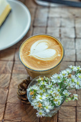 Obraz na płótnie Canvas The hot latte art coffee with cake