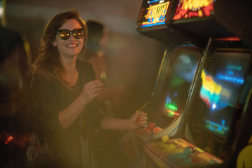 Girl playing arcade - obrazy, fototapety, plakaty