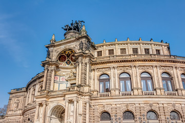 Fototapeta na wymiar Semperoper in Dresden vor blauem Himmel