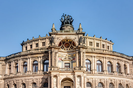 Semperoper in Dresden vor blauem Himmel