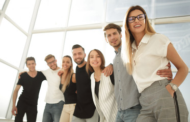 Obraz premium group of young people standing in the new office