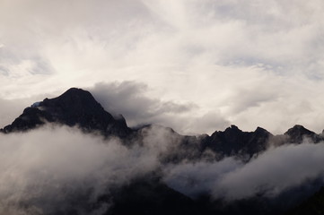 Fototapeta na wymiar Montagnes et nuages