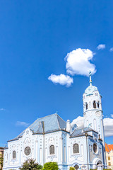 Sankt-Elisabeth-Kirche in Bratislava - Blaue Kirche vor blauem Himmel im Sommer
