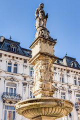 Fototapeta na wymiar Rolandbrunnen auf dem Marktplatz in der Altstadt von Bratislava