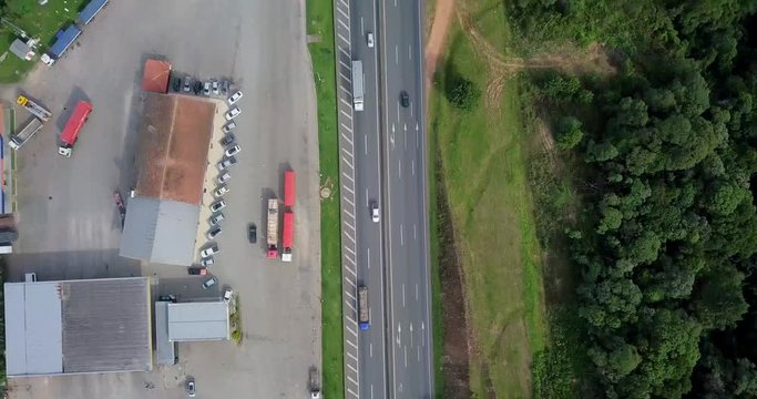 BIRD EYE ACOMPANHANDO CARRO NA BR 116 PARANA SANTA CATARINA BRASIL