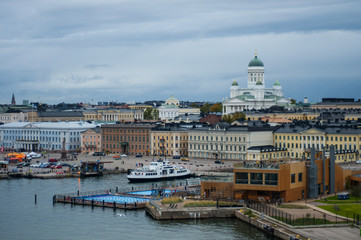 Obraz premium View of the city from the port. City by the sea. White temple near the city port
