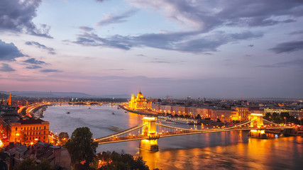 Fototapeta premium Scena nocy miasta Budapeszt. Widok na Most Łańcuchowy, Dunaj i słynny budynek Parlamentu