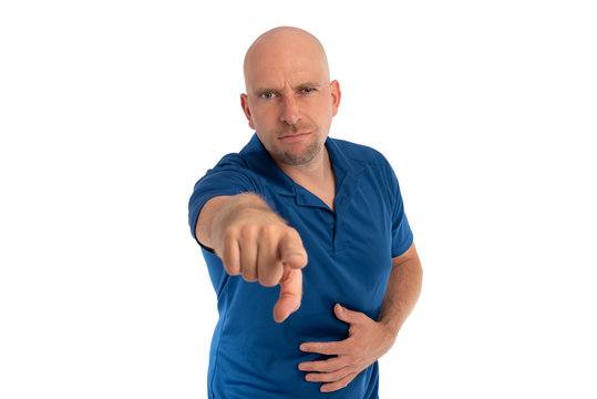 Mann mit Glatze sauer und zeigt mit dem Finger