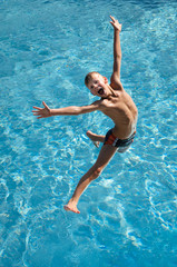 Lustvoller Poolsprung