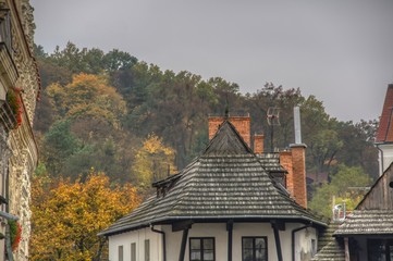 Kazimierz Dolny jesienią, drewniane dachy domów, wszystkie kolory renesansu, dobre miejsce na wycieczki weekendowe