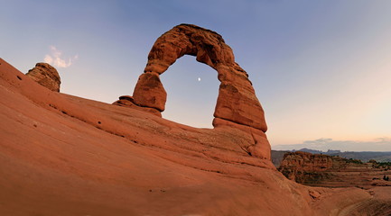 Delicate Arch mit Mond, Arches Nationalpark, Moab, Utah, USA 