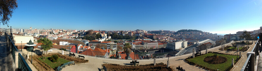 Fototapeta na wymiar Lisboa: large view of city's landscape