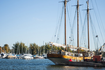 Obraz premium Sailing ships in the bay on a sunny day