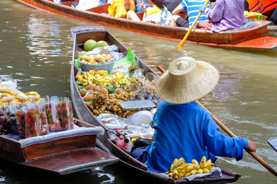 Damnoen Saduak floating market, The famous attractions of Ratchaburi province. It is the most famous floating market in Thailand and is known for tourists around the world.