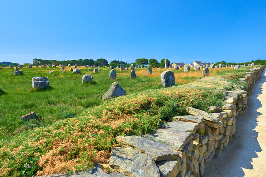 Vista Paisaje del Alineamiento Megal&iacute;tico de Menhires de Menec en el Yacimiento Prehist&oacute;rico Neol&iacute;tico y Celta de Carnac, Morbihan, Breta&ntilde;a, Francia