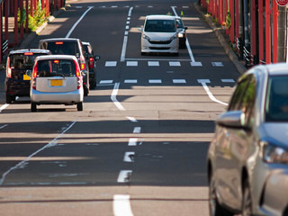大通りの自動車