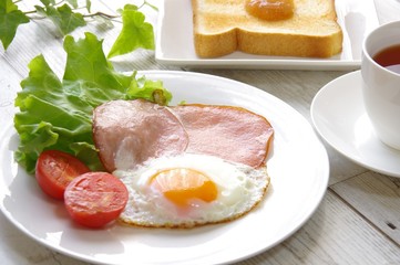 ハムエッグの朝食　Breakfast of ham and eggs