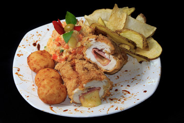 Pollo relleno de jamon y queso, con papas chips.