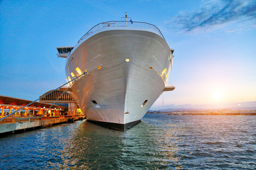Luxury cruise ship heading to а vacation cruise around Caribbean islands - obrazy, fototapety, plakaty