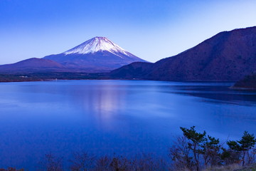 夕暮れの富士山、山梨県本栖湖にて