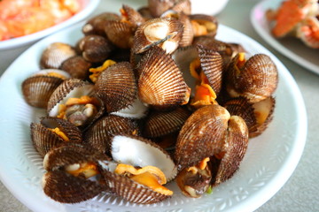 Steamed cockle with tasty sauce Put on the plate Serve Delicious seafood