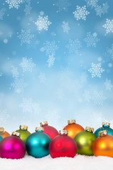 Weihnachten viele bunte Weihnachtskugeln Dekoration Hochformat Schneeflocken Schnee Winter