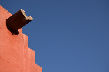 G&aacute;rgola y muro de sillar con cielo azul