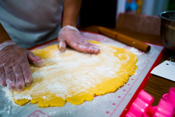  Making butter cookies at home