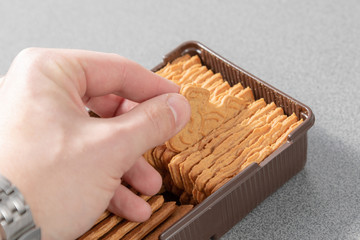 Hand taking a spekulatius out of the package