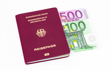 Reisepass mit Banknoten
