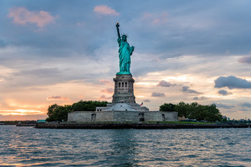 Fototapeta premium Statue of Liberty in New York at sunset