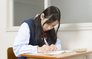 勉強する女子高生