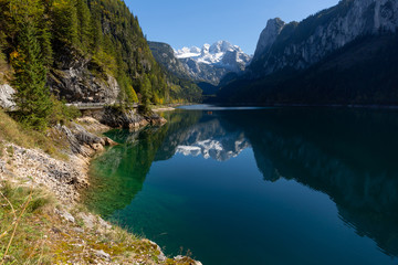 Fototapeta na wymiar Majestic view of Austrian Alps. Beautiful nature scene with an alpine lake and the glacier Dachstein in Salzkammergut region
