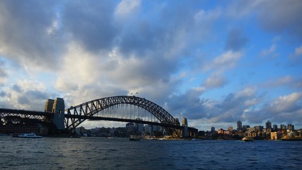 Obraz premium sydney harbour bridge at sunset