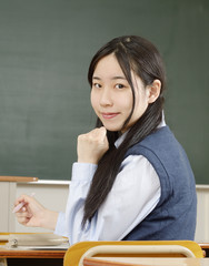 勉強する女子学生